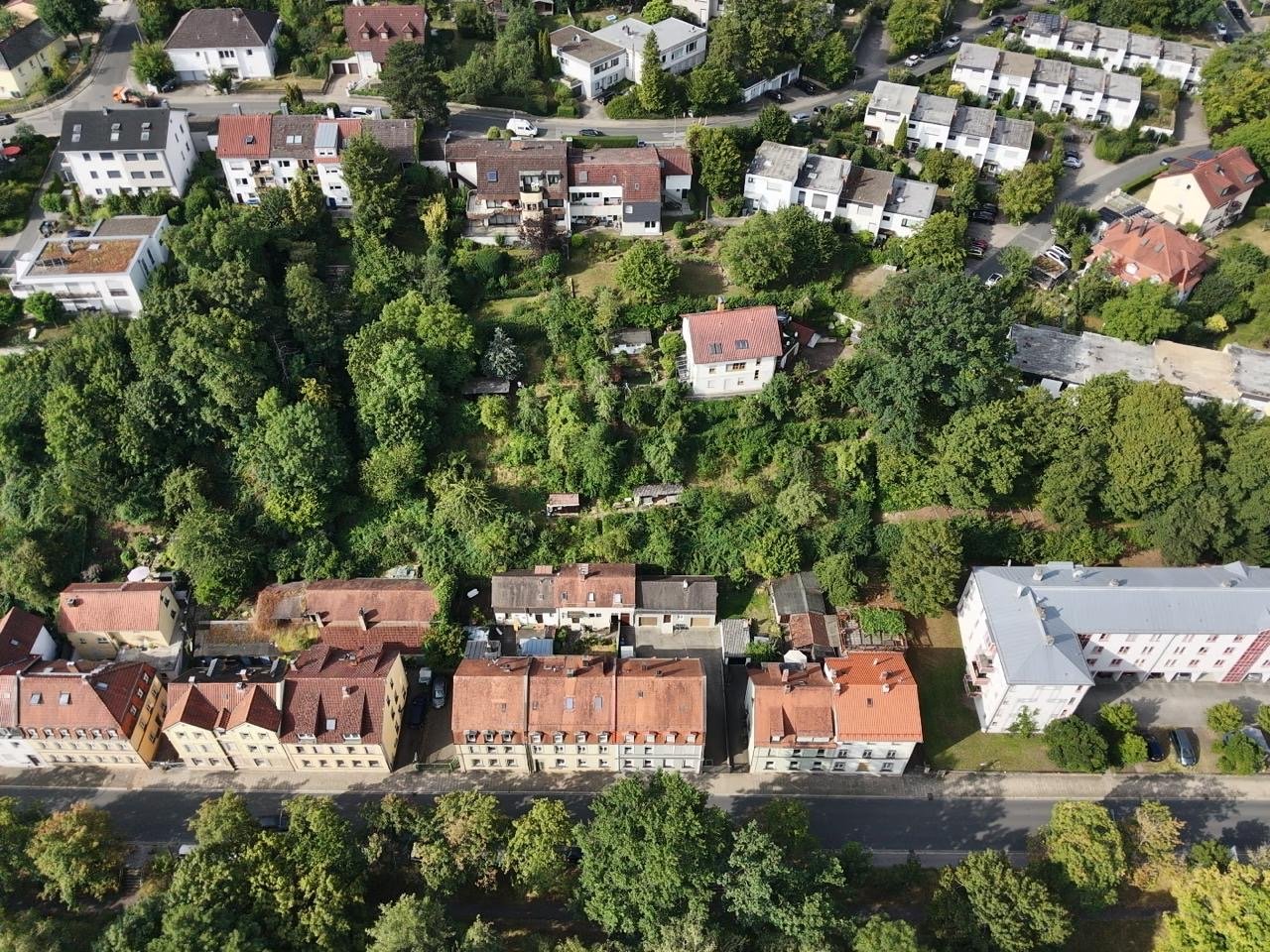 Luftaufnahme eines Wohngebiets am Waldrand