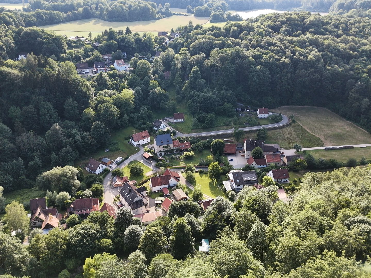 Luftaufnahme eines Ortes im Grünen