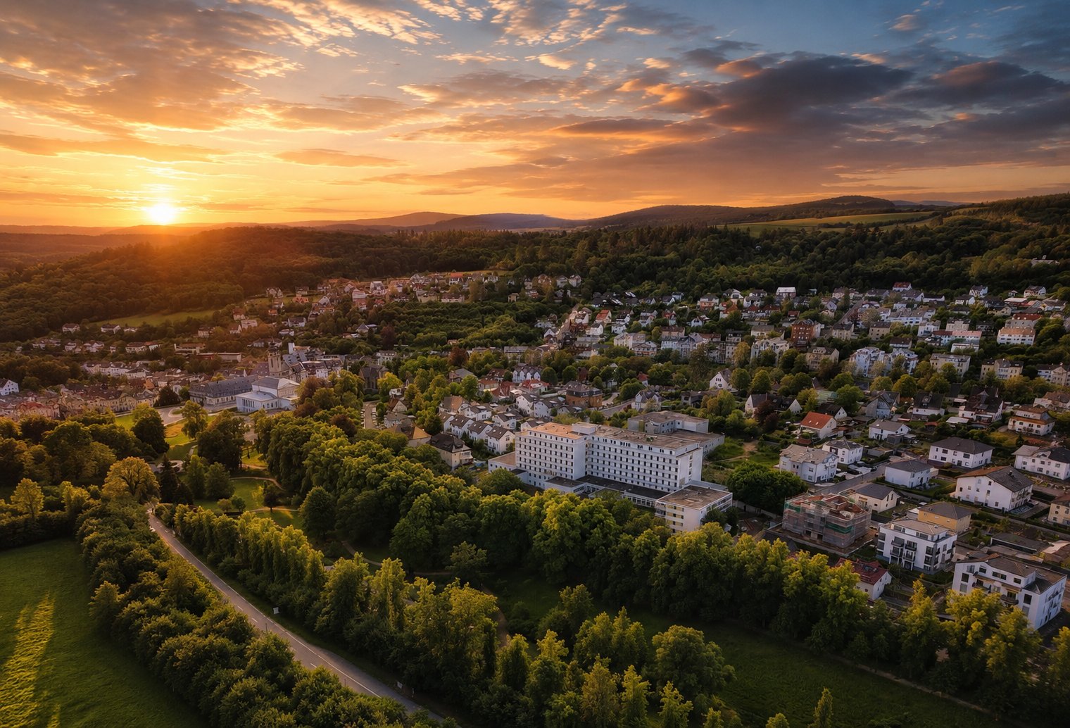 Luftaufnahme einer Ortschaft im Abendlicht